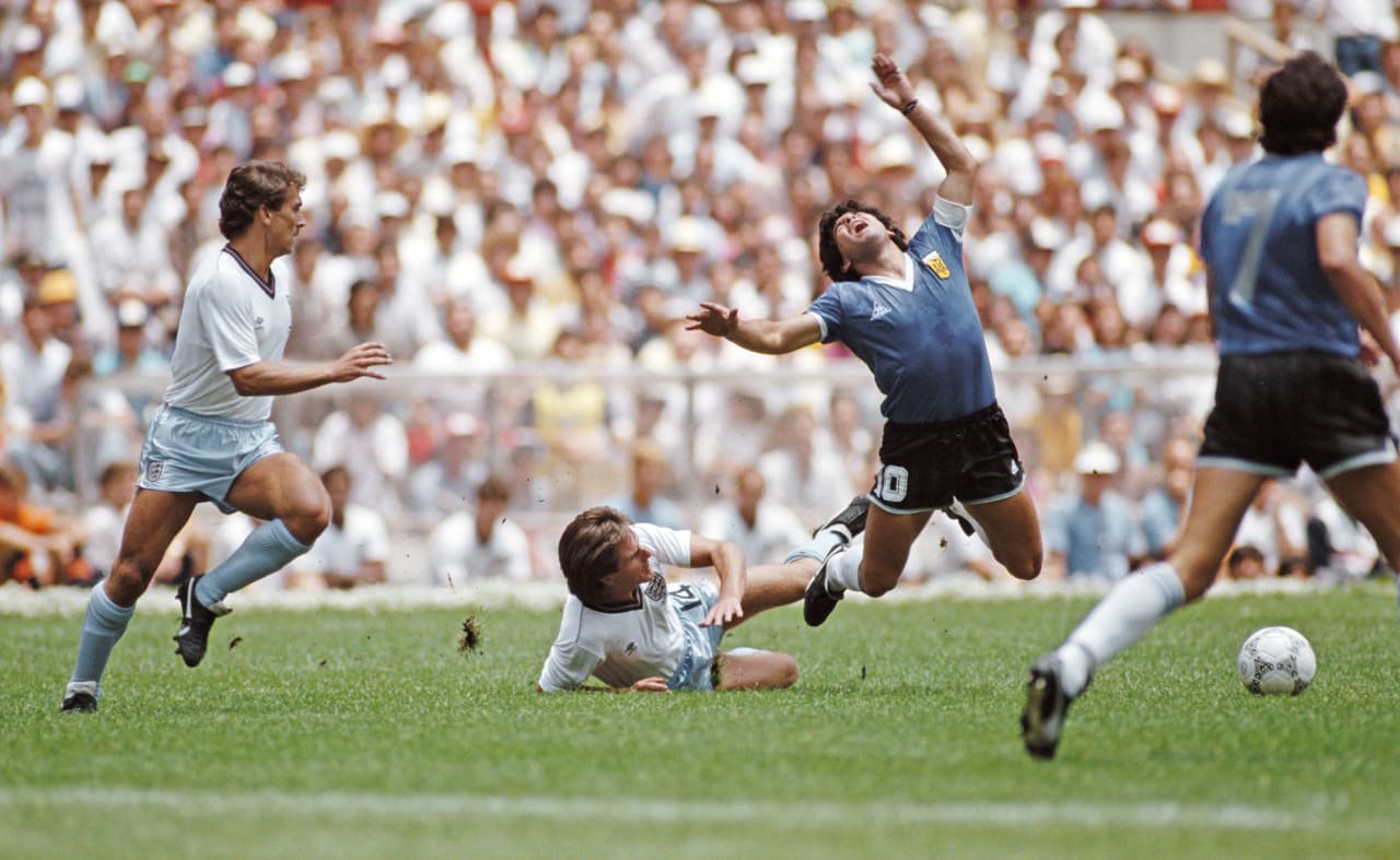 Los ingleses intentaron empatar pero Argentina no se dio y aunque quisieron aplacar a Maradona con golpes, el Diego ya estaba bien curtido gracias al vasco Goikoetxea que lo molió a palos en España.