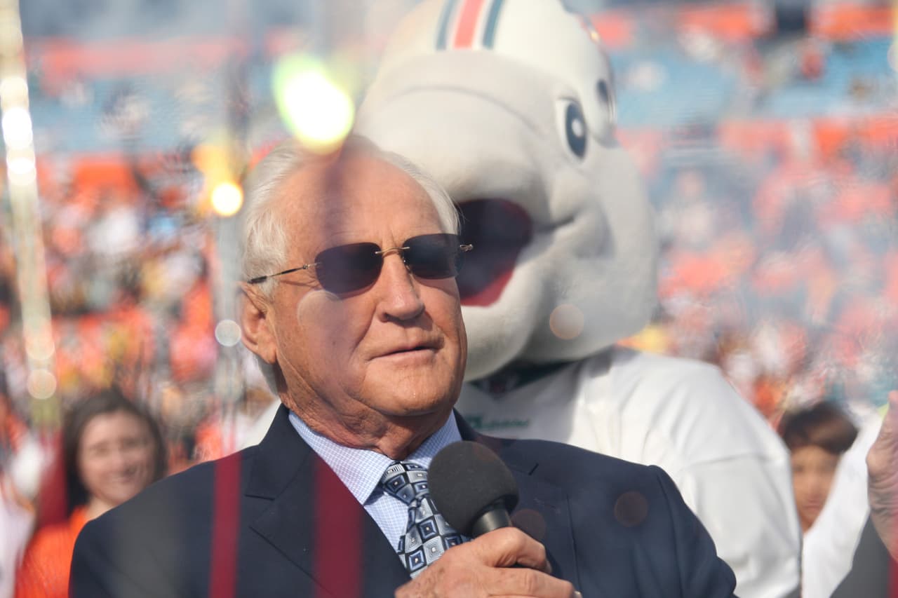 <b>Elegante</b>
<br>Si algo le caracterizó a Shula como head coach, fue su presencia y personalidad en el campo de juego.