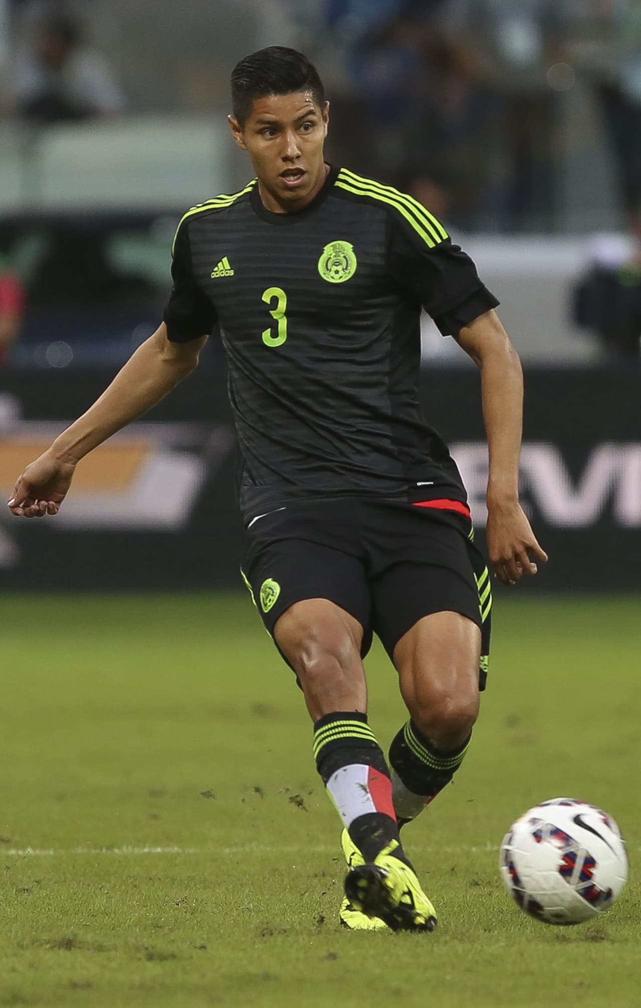 7 Hugo Ayala se movió con velocidad y solidez, aunque tuvo poco aporte ofensivo.