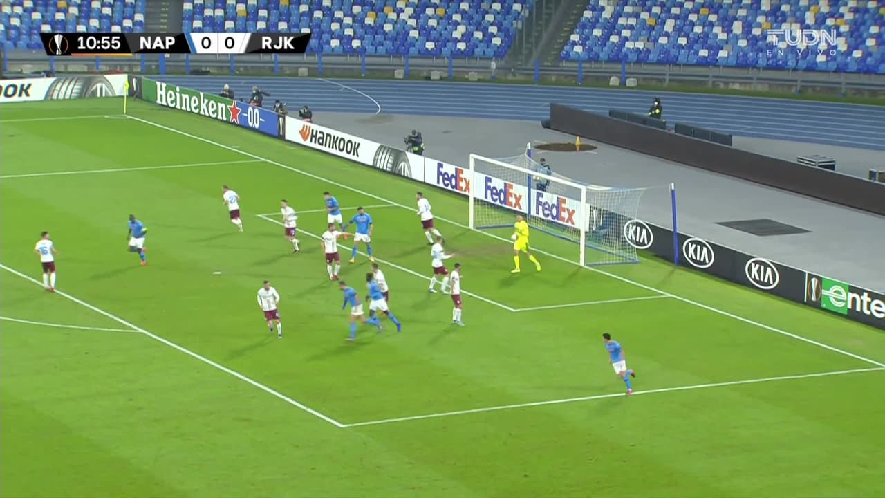 ¡TIRO ATAJADO! disparo por Tiemoué Bakayoko.