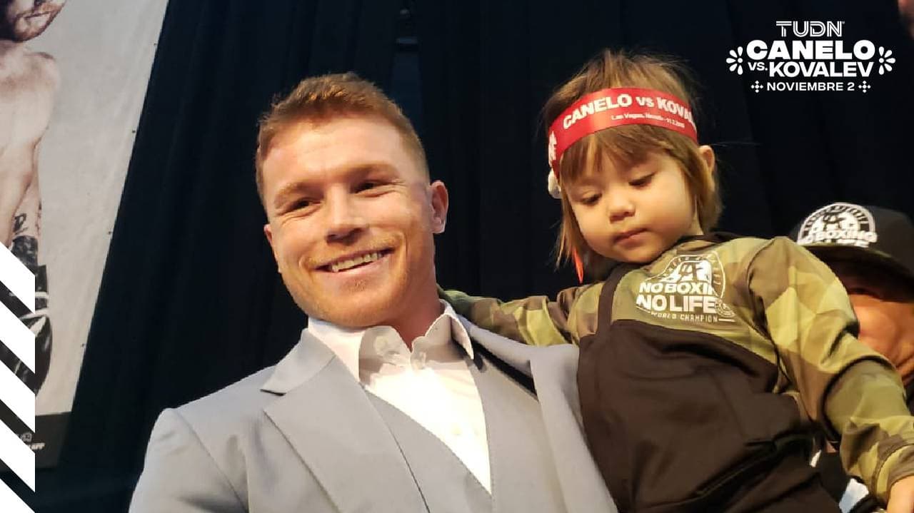 Un beso de su entrenador despertó en Canelo su lado más humano