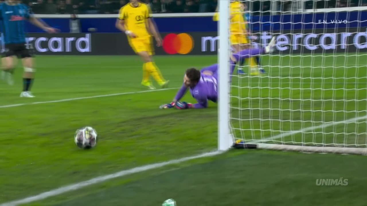 ¡Atajadota! Kobel salva al Dortmund en los primeros minutos