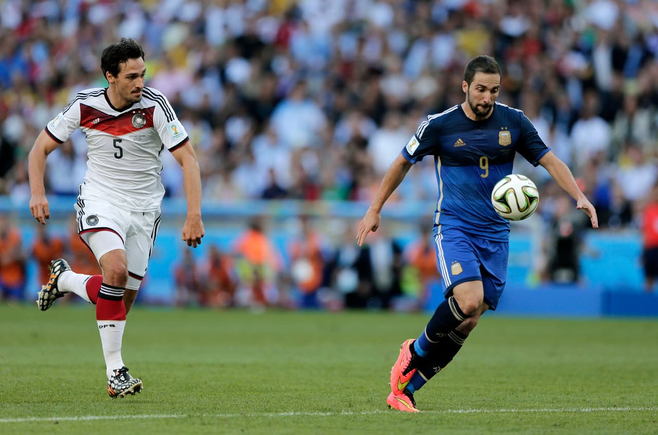 Gonzalo Higuaín se 'ganó a pulso' las críticas en su contra con Argentina, con la que ha perdido tres finales (una de Mundial y dos de Copa América) en las que sus fallos de gol han sido memorables.