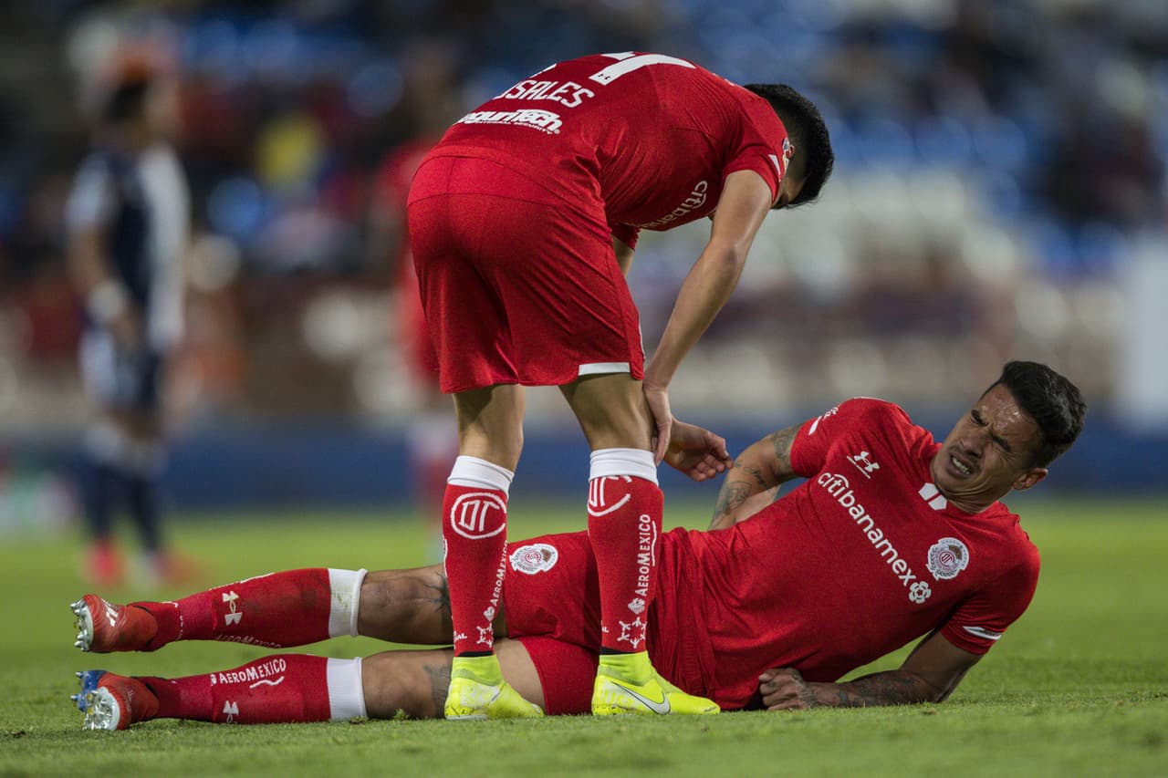 Diego Rigonato se duele luego de haber caido de mala forma.