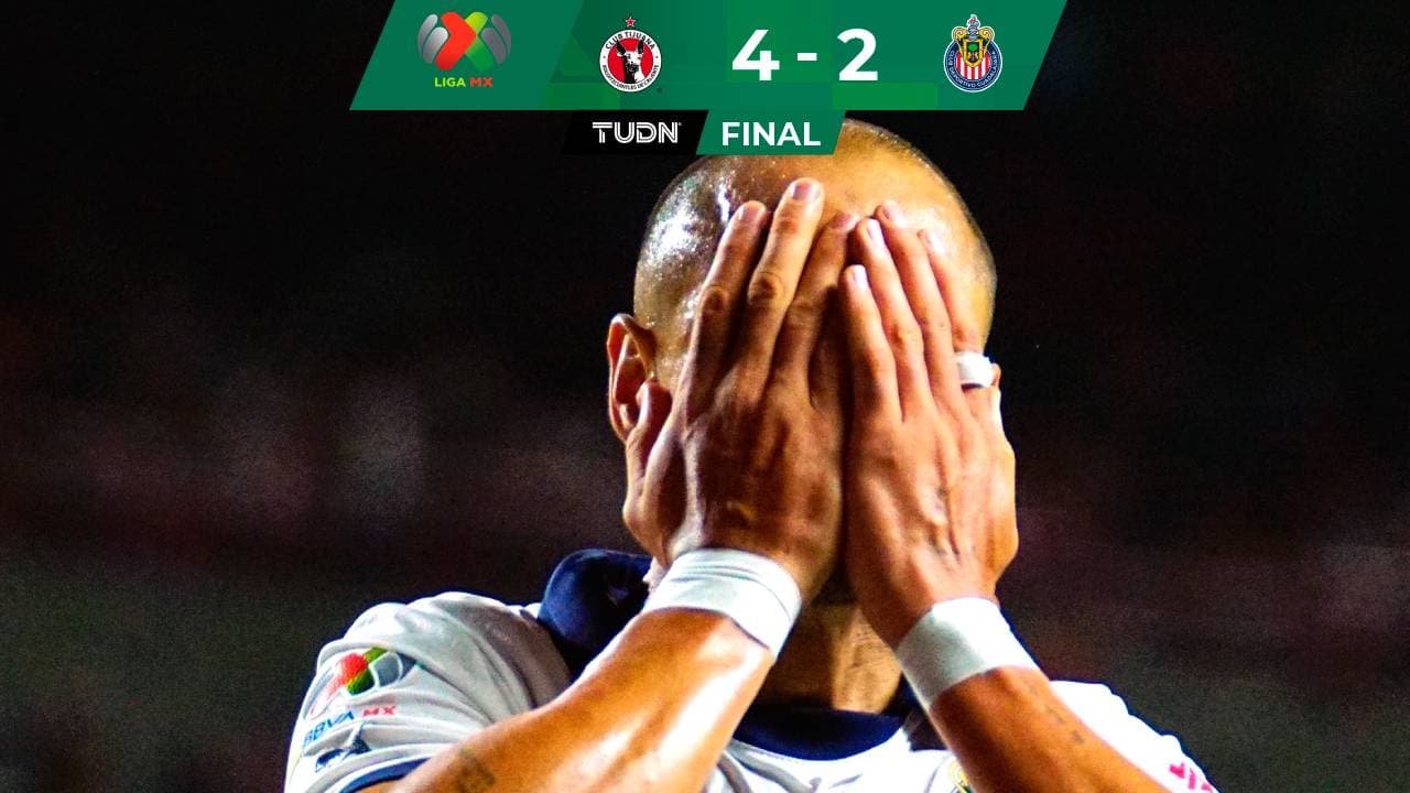 Anulan dos goles a Chicharito y Chivas pierde ante Xolos