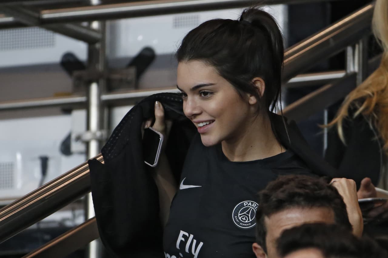 La modelo estadounidense aprovechó Paris Fashion Week para presenciar el clásico entre el PSG y el Marsella enfundada con el jersey del equipo parisino. Kendall estuvo acompañada de su amiga Gigi Hadid