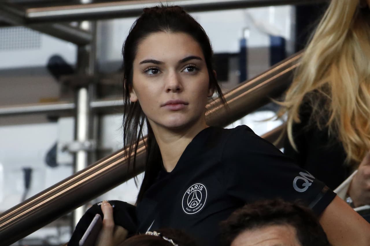 La modelo estadounidense aprovechó Paris Fashion Week para presenciar el clásico entre el PSG y el Marsella enfundada con el jersey del equipo parisino. Kendall estuvo acompañada de su amiga Gigi Hadid