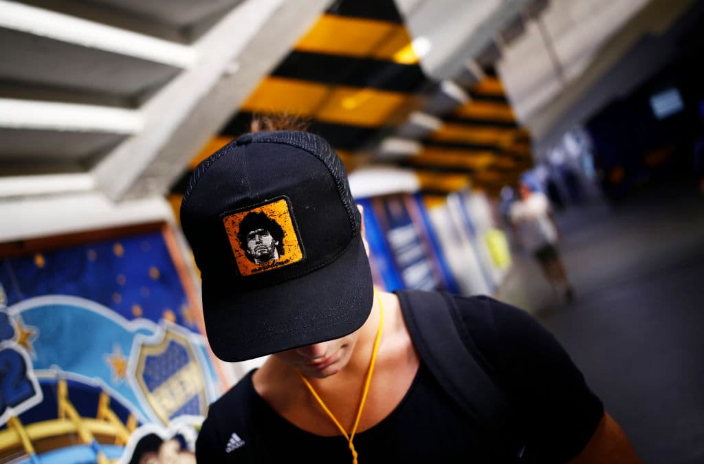 Un aficionado de Boca Juniors porta una gorra con la imagen del 10.