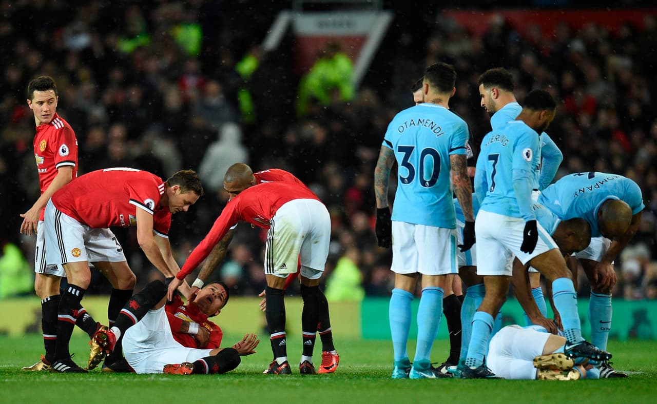 Un juego muy luchado, que en un momento dejó este susto entre Marcos Rojo y David Silva, chocaron sus cabezas.