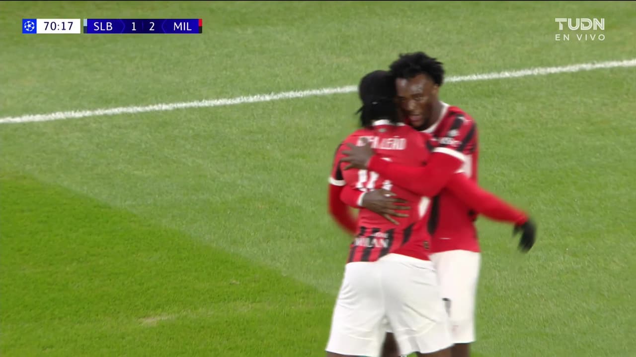 ¡Golazo del Milán! Errorsote de la defensa de Bratislava para el 1-3