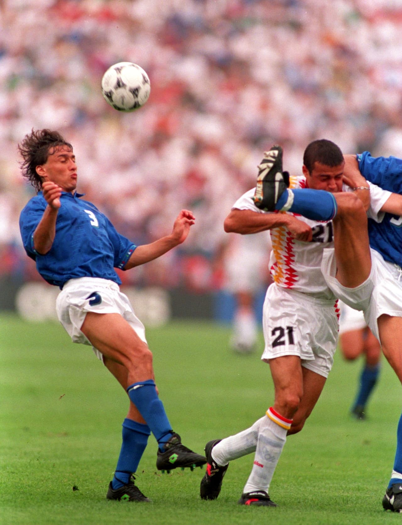 Durante los cuartos de final entre España e Italia en la Copa del Mundo 1994, Mauro Tassotti pegó un codazo sobre Luis Enrique que debió ser tarjeta roja directa. Ni siquiera fue amonestado.