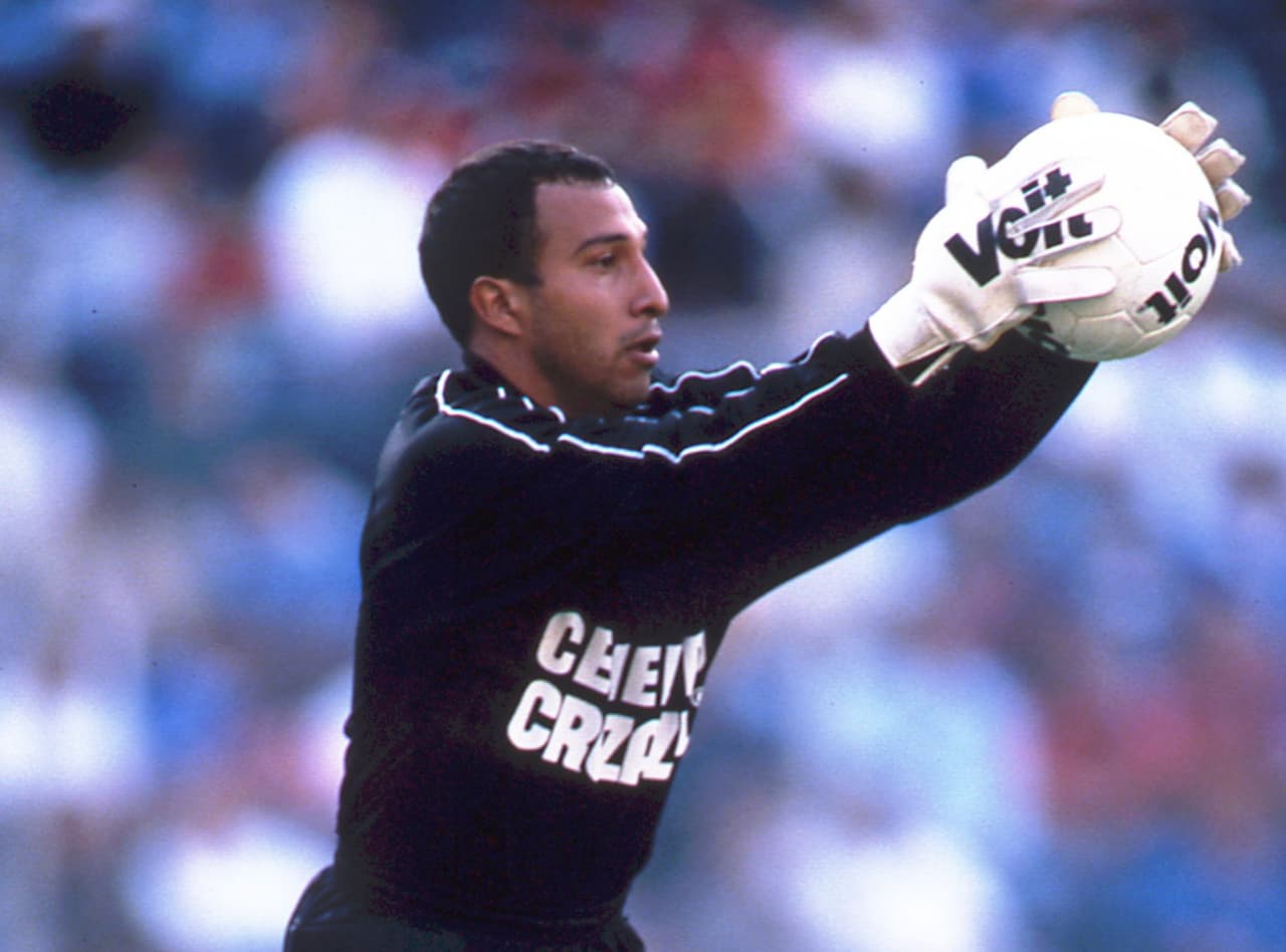 Pérez empezó a sobresalir por su capacidad y talento en medio de su juventud, con lo que se proyectó al Tri.