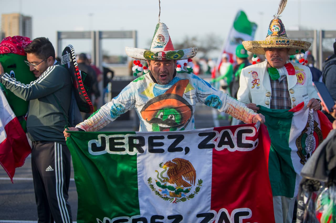 Hubo quienes llegaron a ver al Tri desde el territorio mexicano, como este fanático.