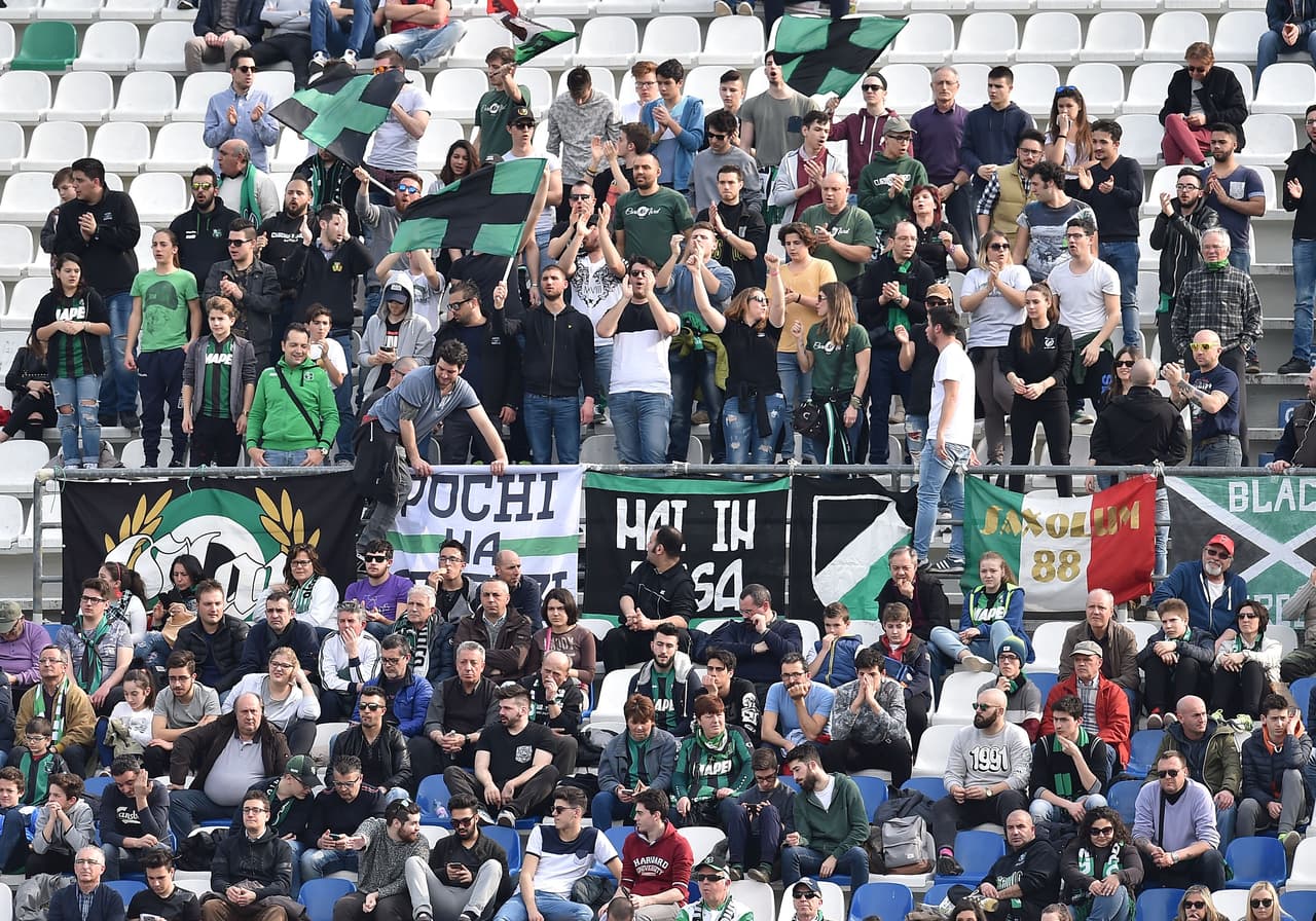 Y es que Sassuolo es una villa de 40 mil habitantes nada más. Y al Mapei le caben más de 20 mil espectadores: esto quiere decir que si el Sassuolo llenase su estadio, medio pueblo estaría ausente de la villa.