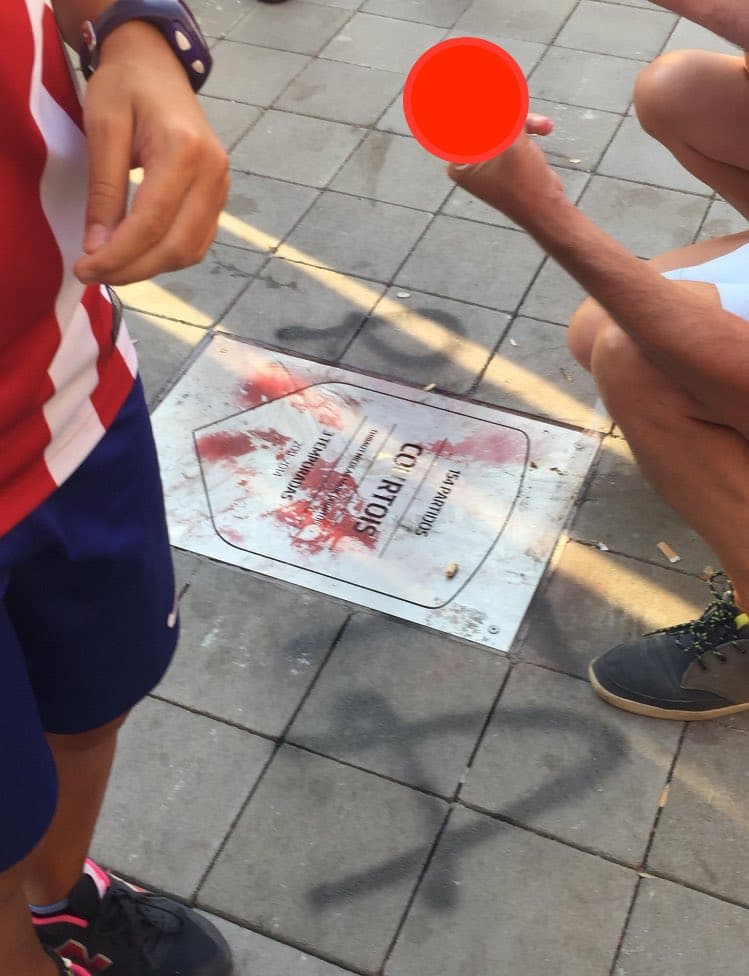 O hay quienes posan con gestos ofensivos para dejar un recuerdo de su acto vandálico.