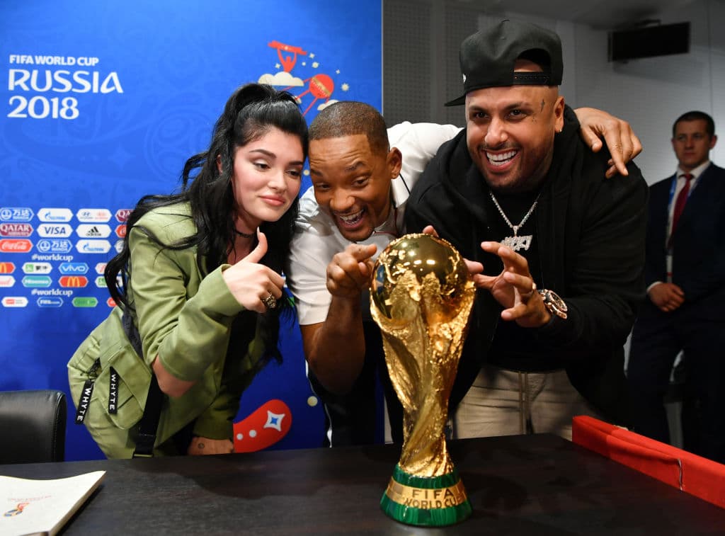 (De Izquierda a derecha) Era Istrefi, Will Smith y Nicky Jam con el trofeo de la Copa Mundial de Fútbol.