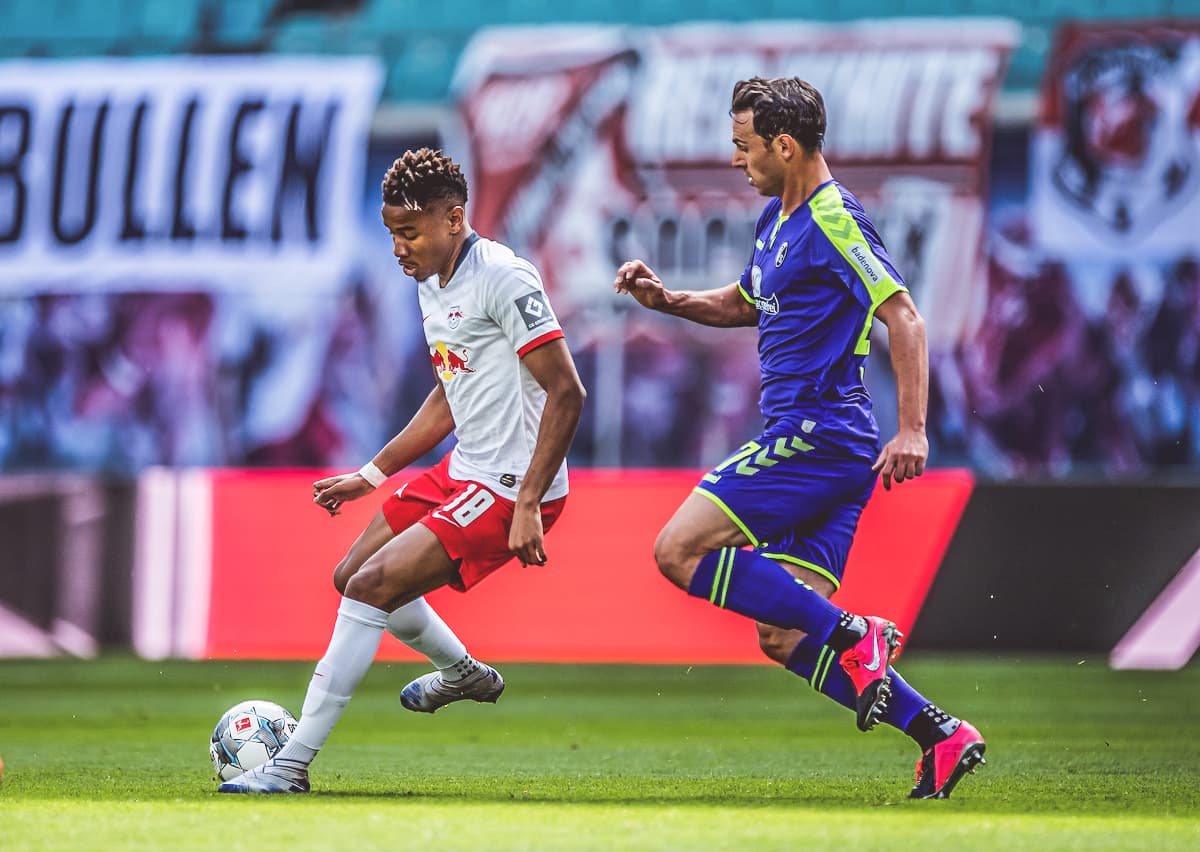 Christopher Nkunku realiza una hermosa pared con su compañero Timo Werner y logra quitarse la marca para mandar un centro.