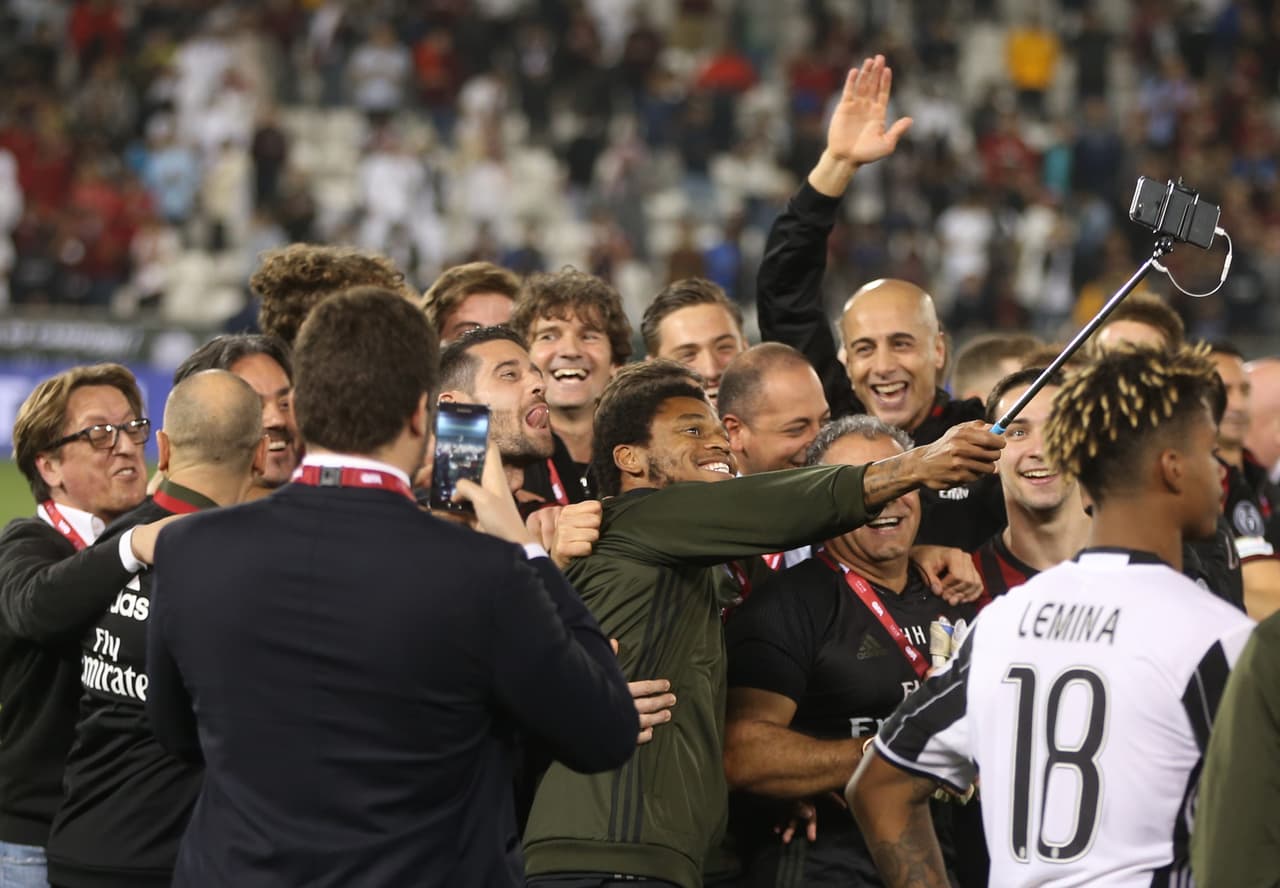 Los jugadores de Milán retrataron con una selfie su título en la Copa de Italia contra Juventus, en una imagen personalizada que cada uno guardará como parte del 2016.