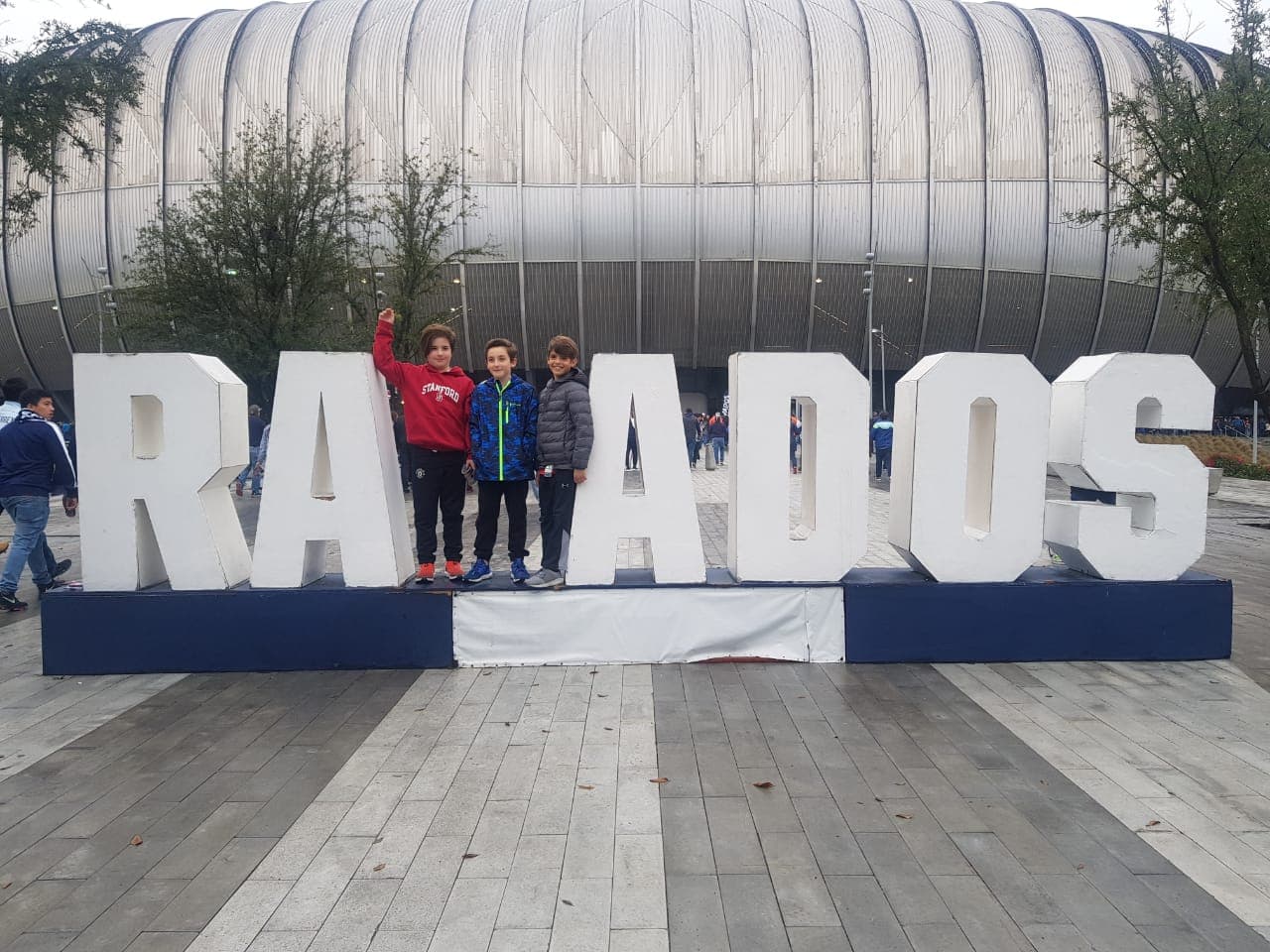 El amor por Rayados expuesto por sus fanáticos en unas figuras en la parte exterior del Estadio Bancomer.