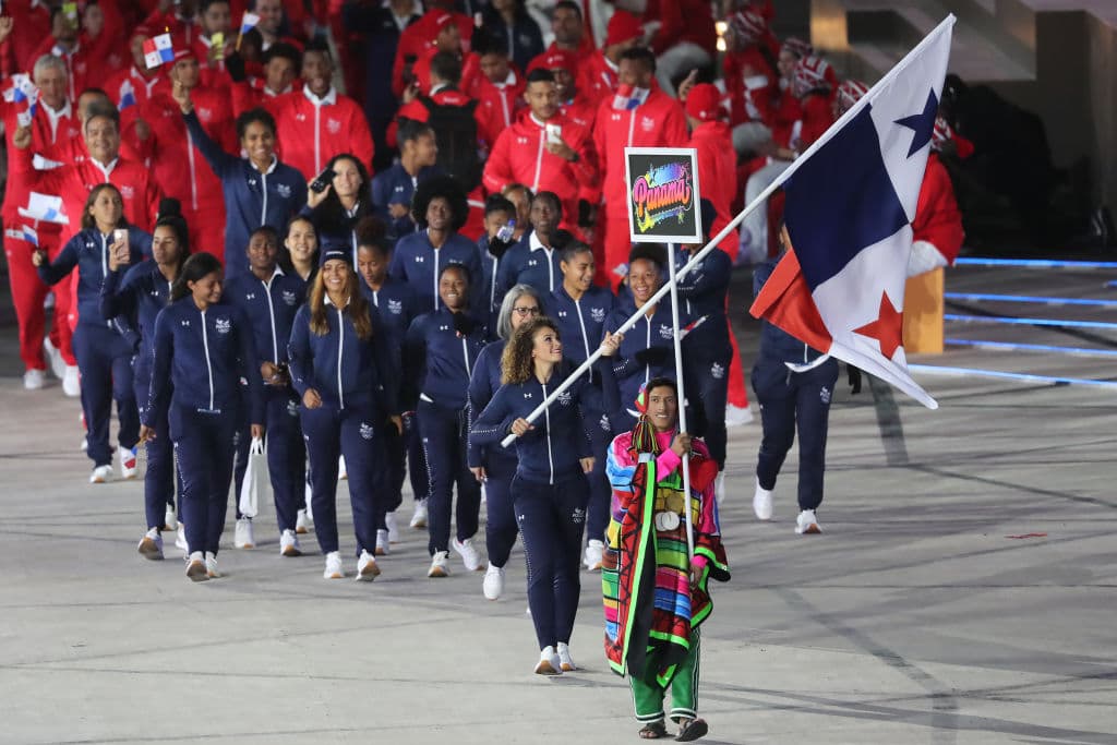 Sale a desfilar la delegación de Panamá al lado de su abanderada Carolena Carstens.