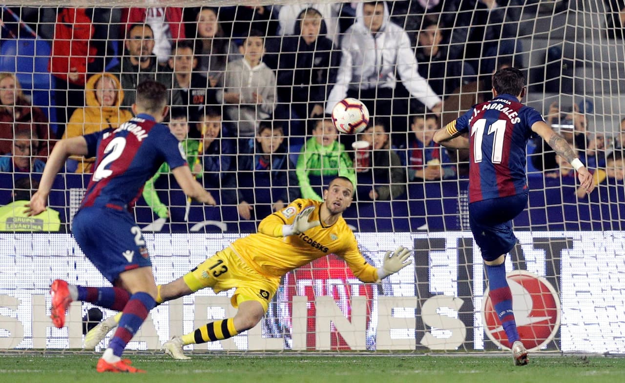 El delantero del Levante, José Luis Morales golpea el balón desde el punto de penalti ante el guardameta del Betis, Pau López, consiguiendo el tercer gol del equipo levantinista.