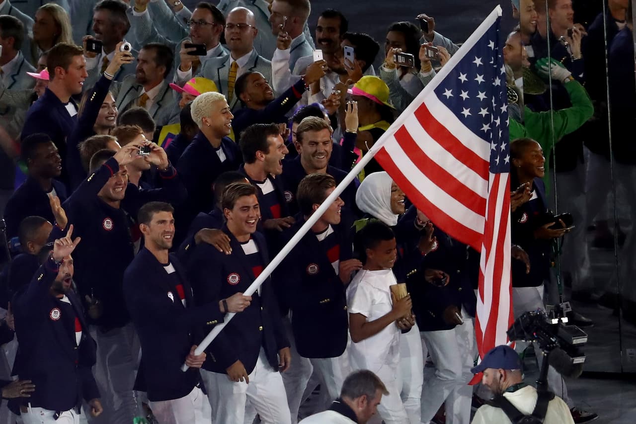Estados Unidos - Michael Phelps - Natación - El deportista olímpico más ganador en la historia llegará a sus últimos Juegos Olímpicos tras ganar 18 medallas de oro en su carrera. El fenómeno del agua llevará la bandera de las barras y las estrellas en sus últimos Juegos Olímpicos.