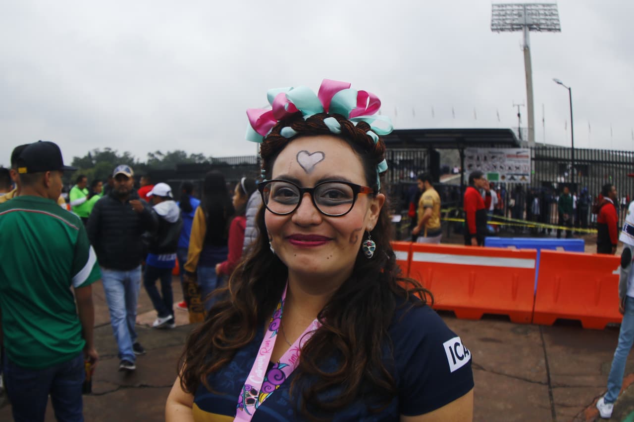 Los fanáticos de Pumas y Cruz Azul le dieron un color especial a la fiesta de la Jornada 15 con su alegría e incluso algunos lo hicieron con atuendos en homenaje al Día de los Muertos.