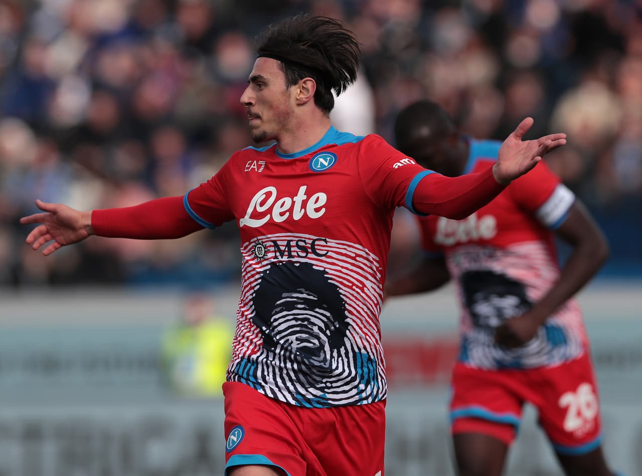 Napoli venció al Atalanta con goles de Lorenzo Insigne, Matteo Politano, Eljif Elmas, quien anotó tras recibir el balón de Hirving Lozano.