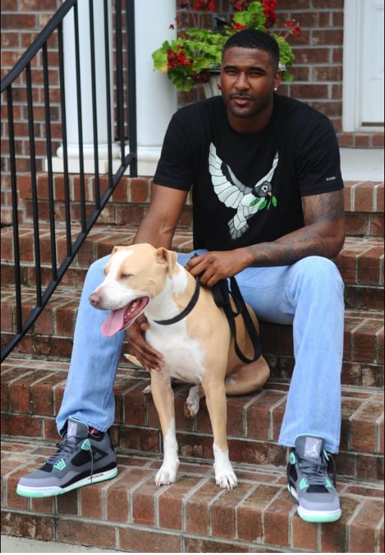 Al quarterback de los Buffalo Bills de la NFL, 
<b>E.J. MANUEL</b>, le gusta pasar tiempo con su mejor amigo 'Titan', un pit bull, en la casa de sus padre en Chesapeake, Virginia.