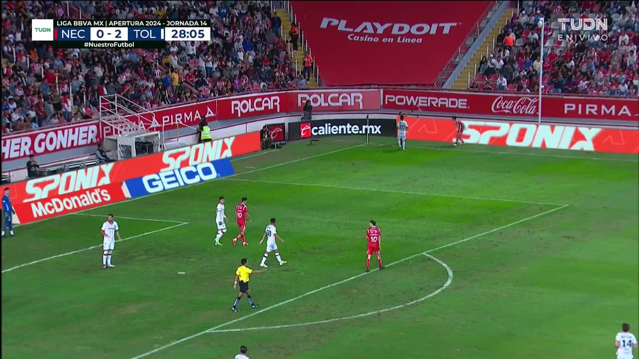 ¡CERCA! Tomás Badaloni disparó que se estrella en el poste.