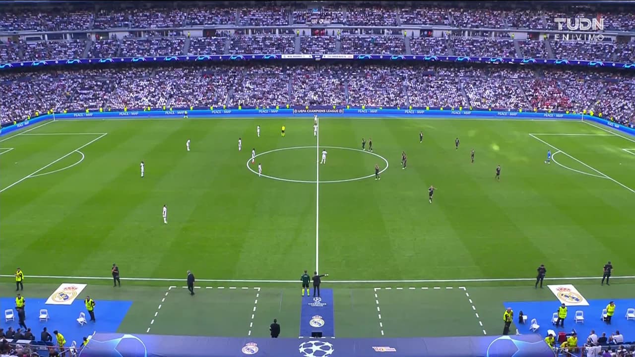 Arranca el partido y la pelota está en juego.
