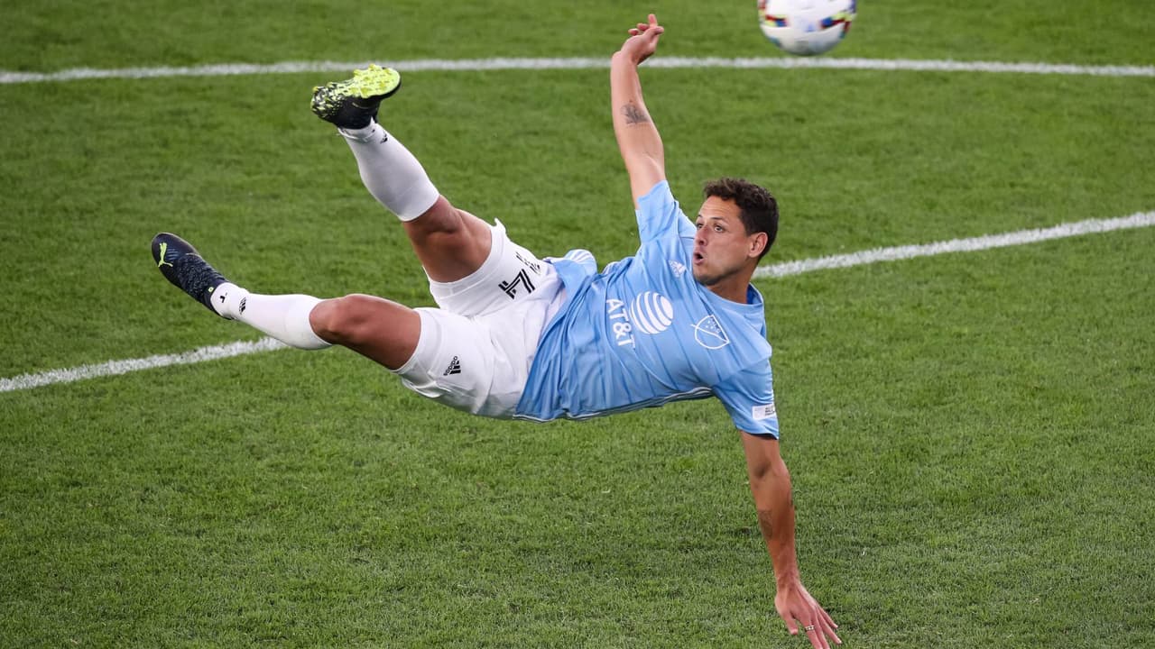 Chicharito está dispuesto a jugar gratis en Manchester United