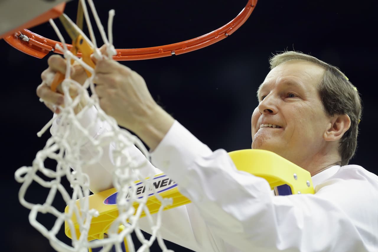 El coach Dana Altman ha sido uno de los bastiones para la victoria de Oregon en la NCAA esta temporada.