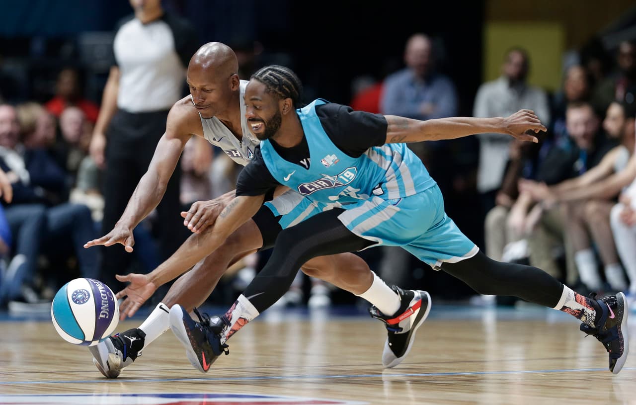 La búsqueda del balón fue constante durante el juego, como en este dueloentre Famous Los (derecha) y Ray Allen (izquierda).