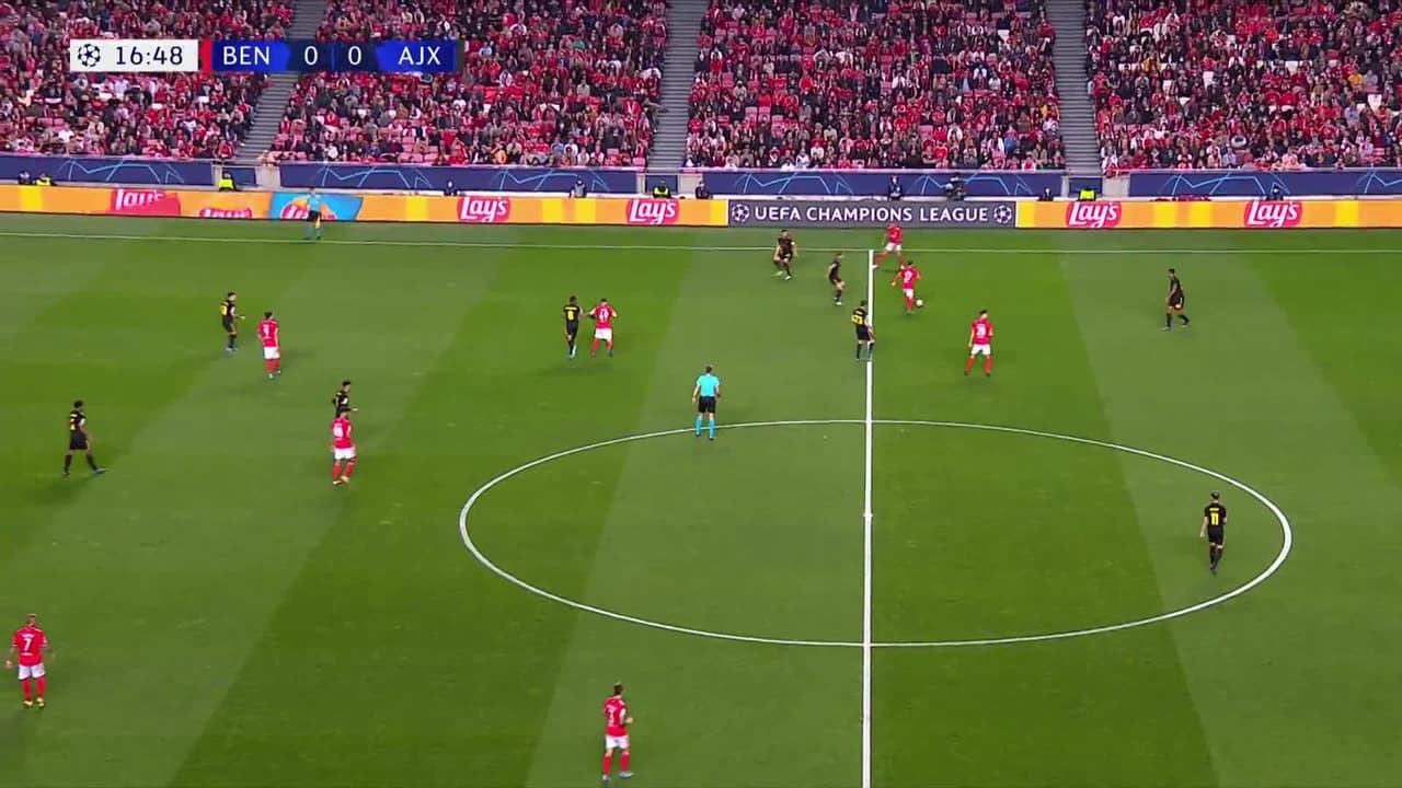 ¡Golazo del Ajax! Tadic remata de volea y a la escuadra para el 0-1 sobre Benfica