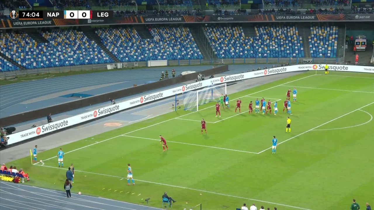 ¡TIRO ATAJADO! disparo por Eljif Elmas.