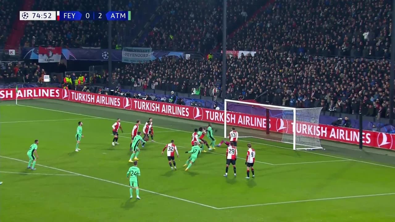 ¡TIRO ATAJADO! disparo por Antoine Griezmann.