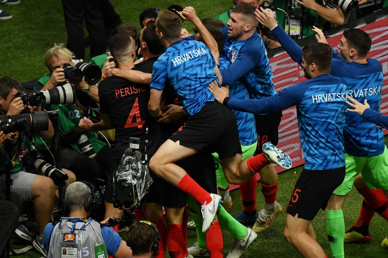 El croata Mario Mandzukic marcó el gol de la victoria momentos antes del final del partido contra Inglaterra. Junto al resto de su equipo corrió a celebrar a las gradas pero en el camino se encontraron con la fila de fotógrafos, donde estaba el salvadoreño Yuri Cortez.