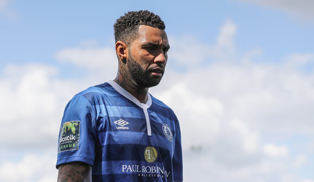 En 2017, arribó al Bury Football Club de la tercera división de Inglaterra y es ahora a sus 35 años cuando se ve envuelto en otro vergonzoso escándalo.