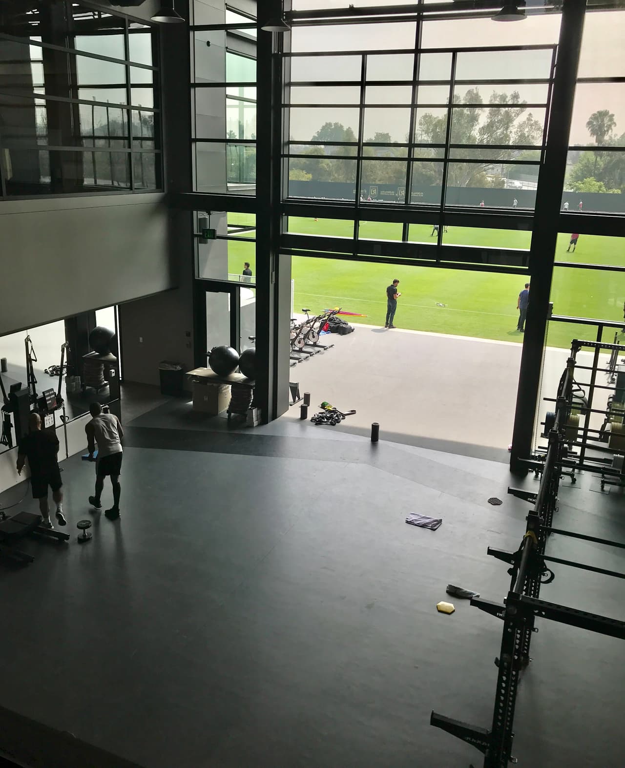 Todos los espacios de los jugadores tienen conexión directa al campo de juego. Este el gimnasio