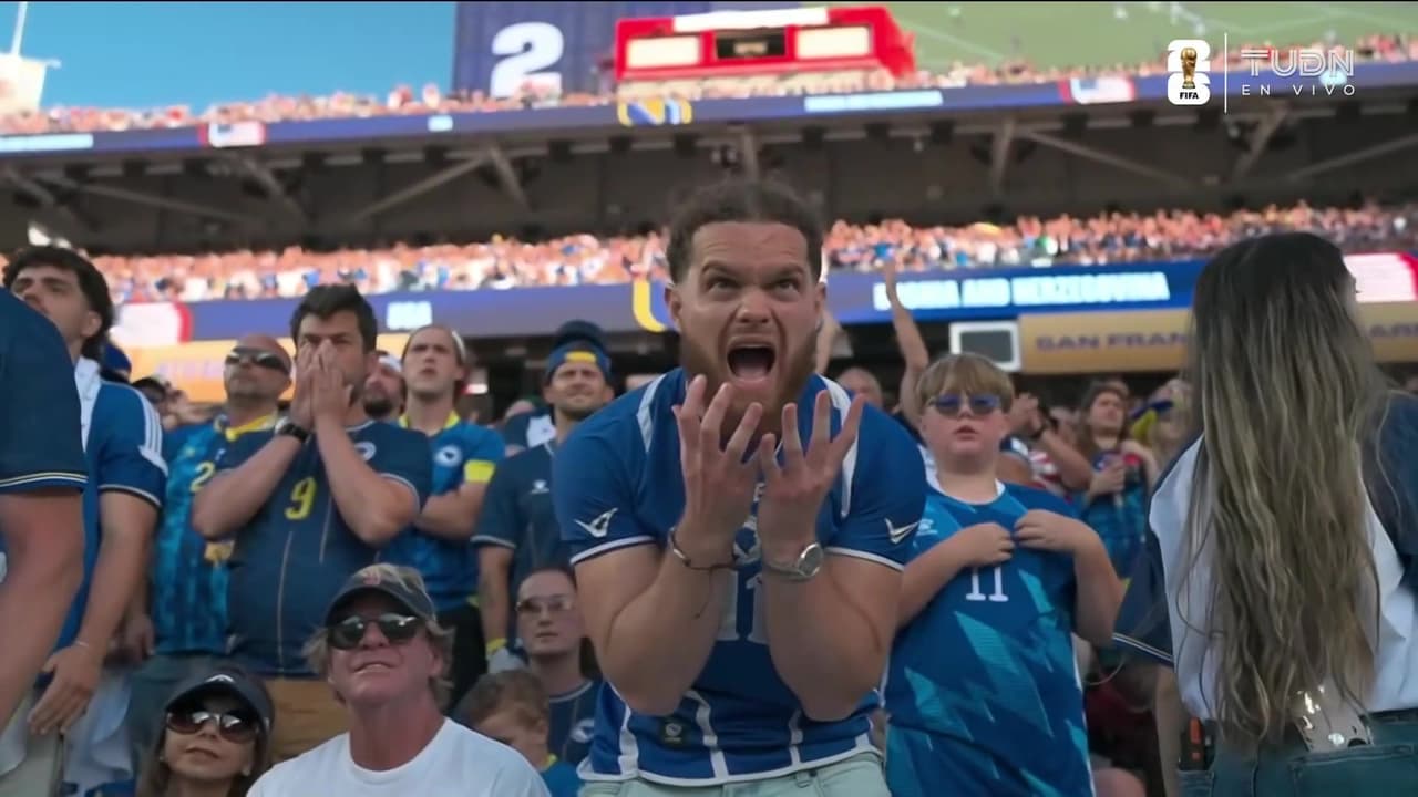 ¡Iba a ser un golazo de Bosnia! Disparo al segundo poste de Alajbegovic