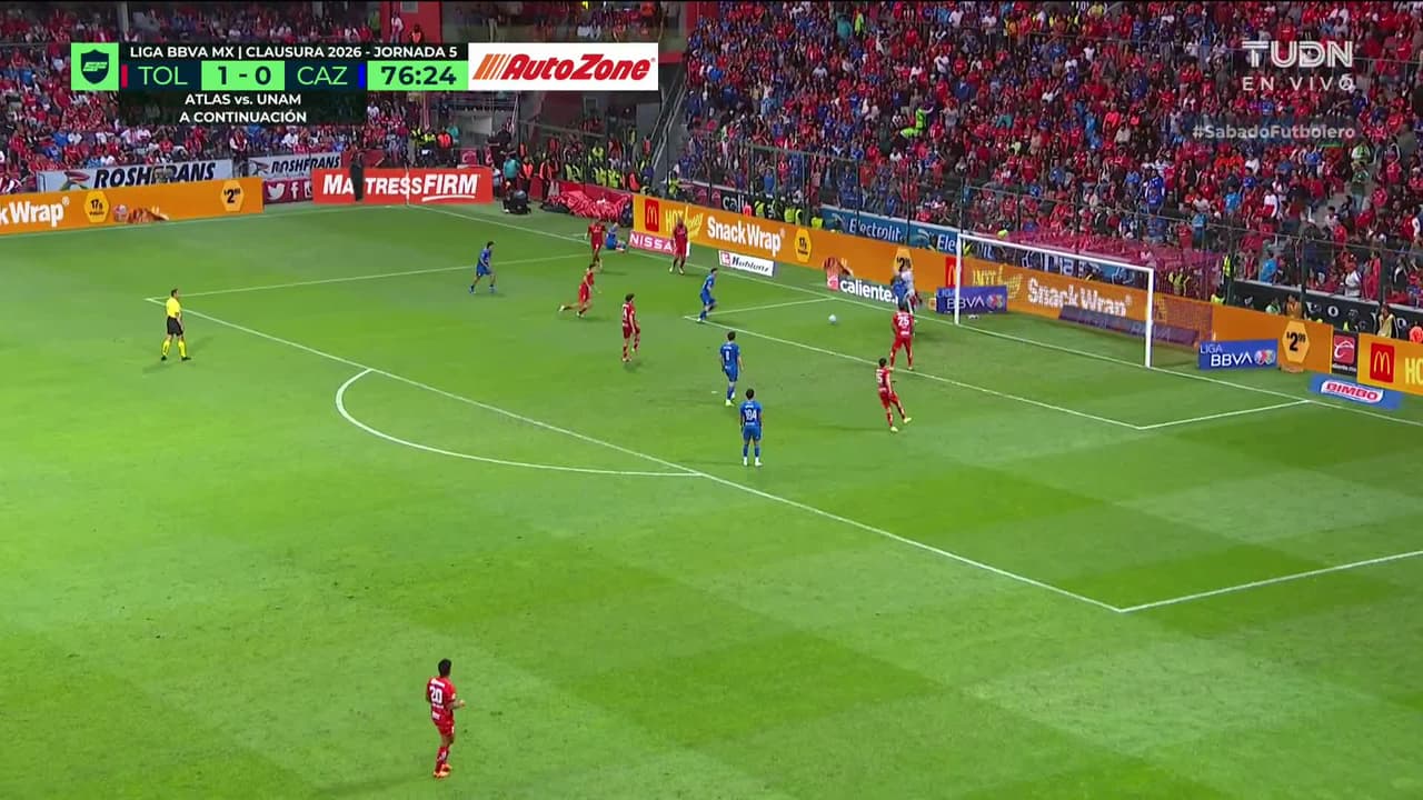 ¡GOL!  anota para Cruz Azul. José Paradela
