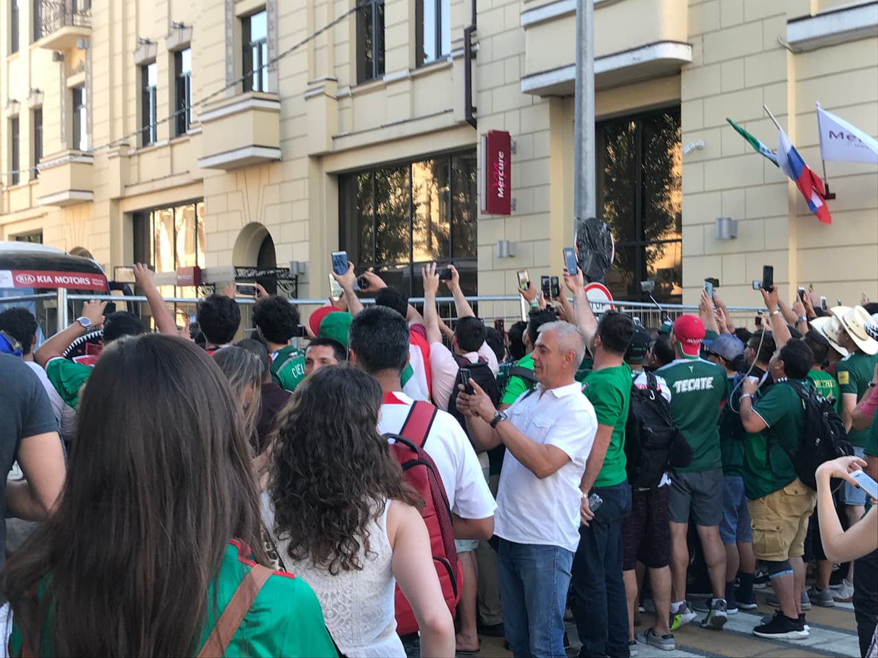 Este es el ambiente que empezaron a generar los aficionados mexicanos previo al partido contra Corea del Sur que se efectuará este sábado en Rostov.