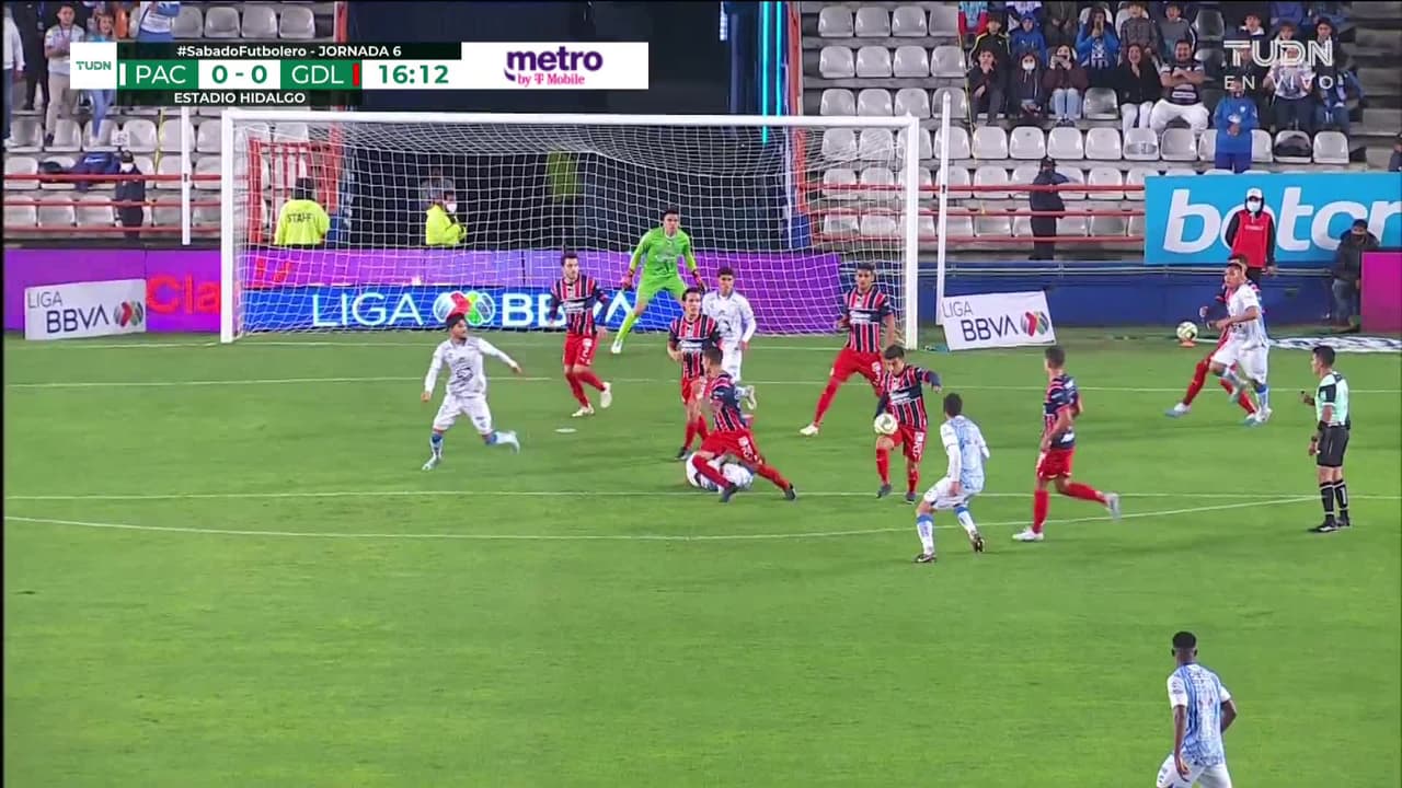 ¡TIRO ATAJADO! disparo por Avilés Hurtado.