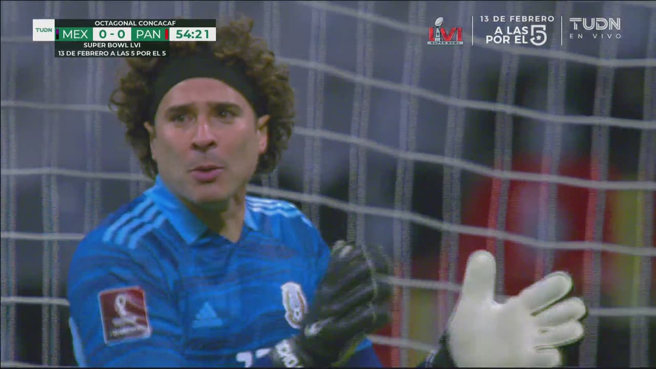 ¡Memo Ochoa desvía con la cara! El portero se revuelve, pero salva