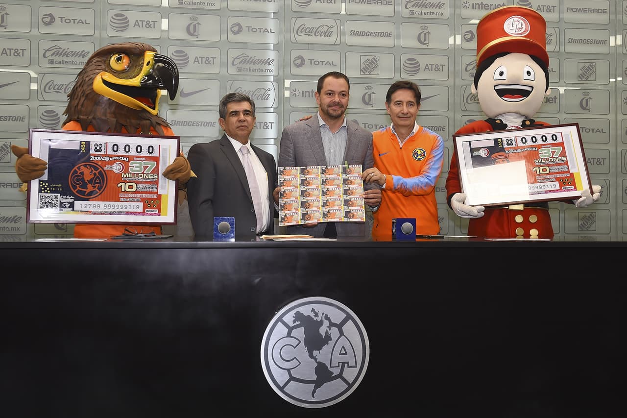 Este martes, con motivo de los 40 años de El Chanfle, la Loteria Nacional y el América hicieron el lanzamiento oficial del billete conmemorativo el cual tendrá el escudo de las Águilas y la cara del personaje de Roberto Gómez Bolaños. Al evento asistieron, entre otros, Roberto Gómez Fernández, hijo del actor, y Santiago Baños, presidente del club.