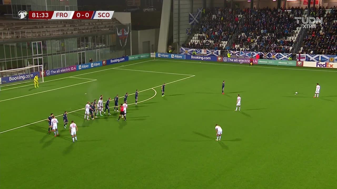 ¡TIRO ATAJADO! disparo por Jóan Símun Edmundsson.