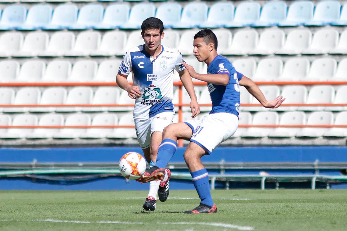 Durante el primer tiempo los equipos lucharon por la posesión y luego de contar con pocas opciones de gol seguían igualados sin anotaciones.