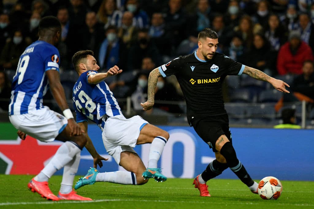 La asombrosa conexión de Joao Mario con Toni Martínez rompe a la defensa del Lille en dos ocasiones, y consiguen la remontada 2-1 sobre el conjunto francés.