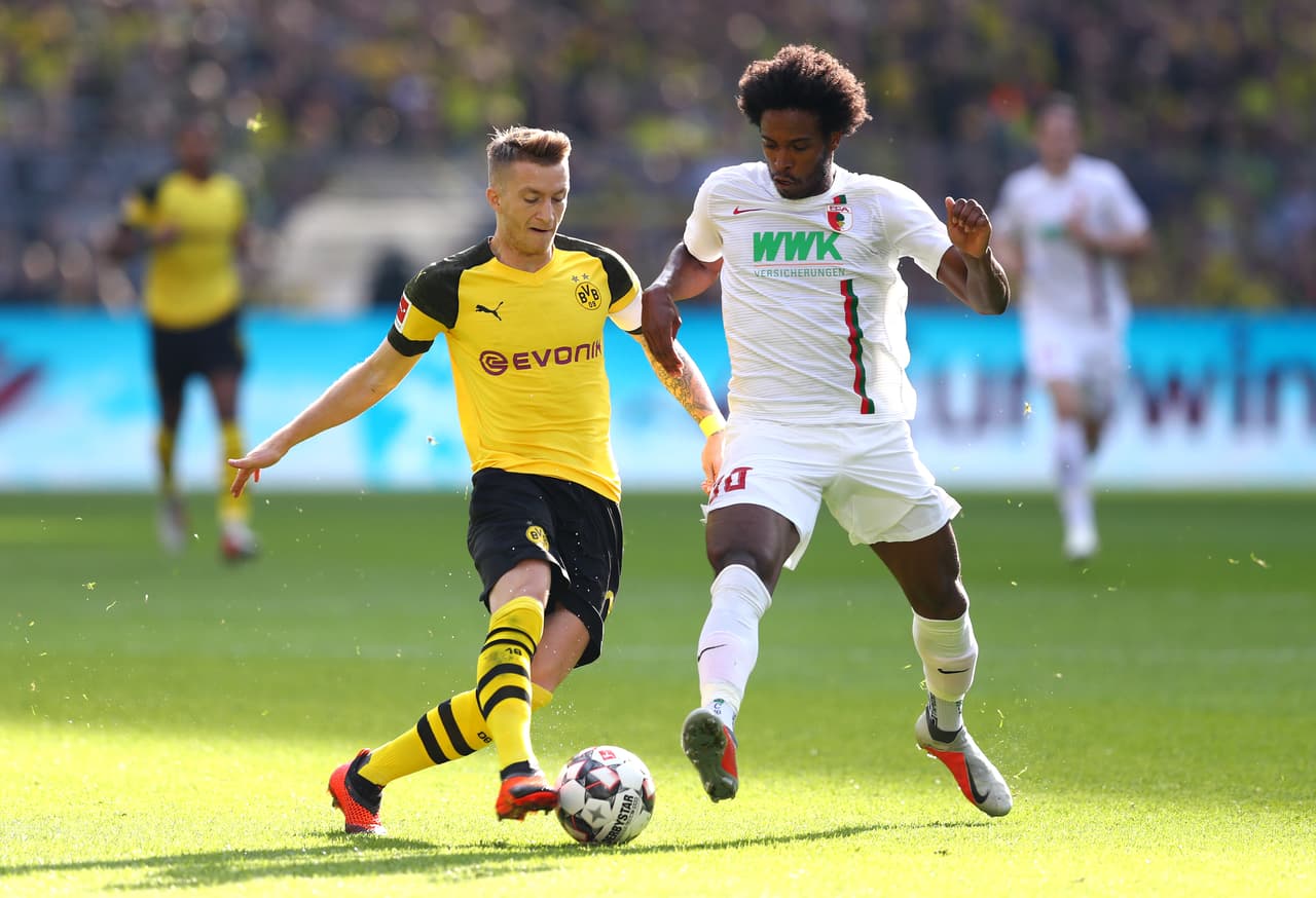 Por su parte, Marco Reus sí comenzaba en el campo y buscaba manejar los hilos del equipo en el mediocampo.